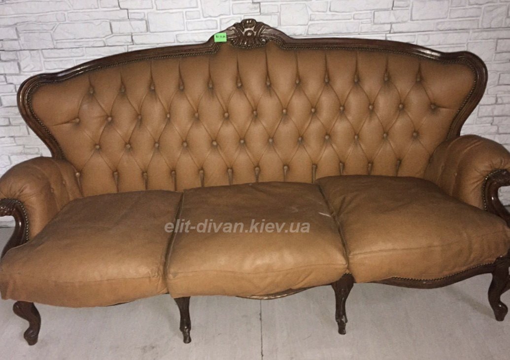 диван коричневый старинный с каретной стяжкой