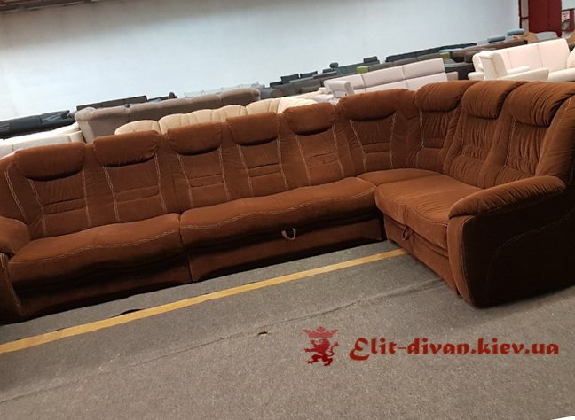 коричневый диван-кровать из бархатной обивки