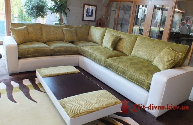 угловой диван со столиком