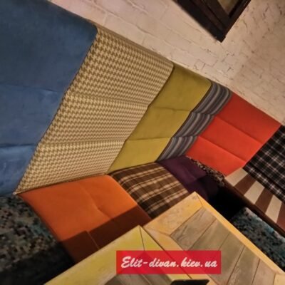 разноцветная мебель в кафе