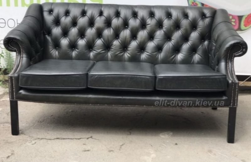 Чорний диван атоманка честер