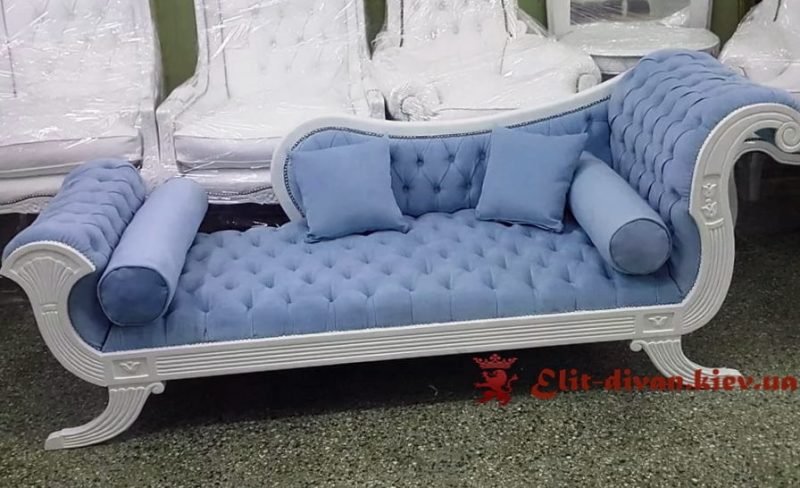 голубой шездлонг с белым деревянным каркасом