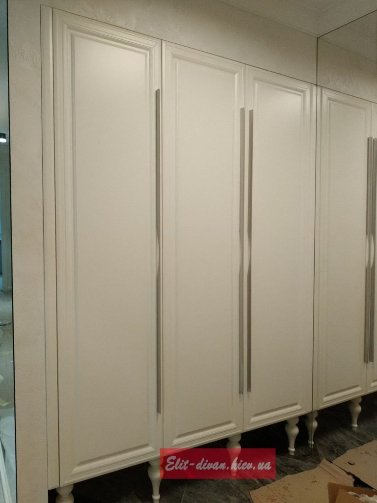 шкаф из массива в коридор на заказ в КИеве