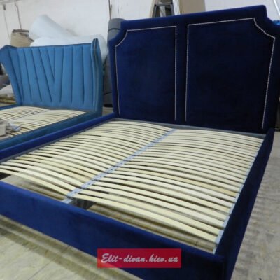 синя широкая кровать