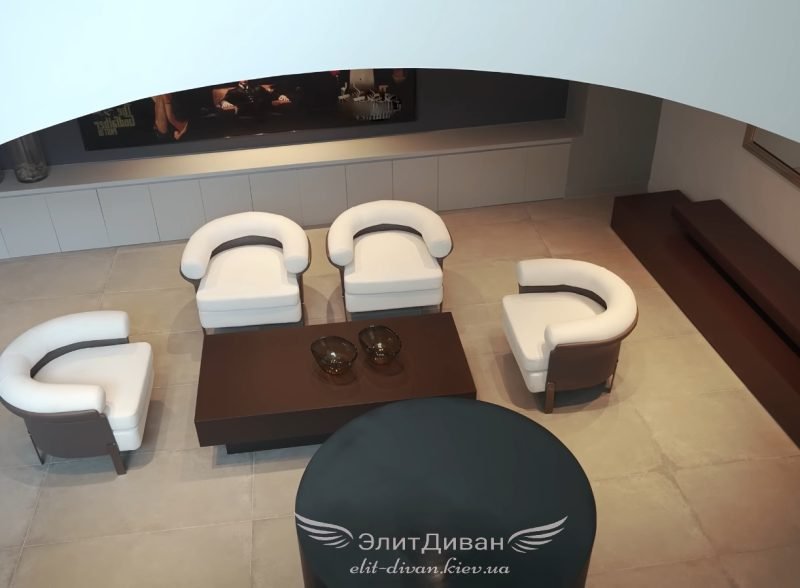 зручний пуф у передпокій