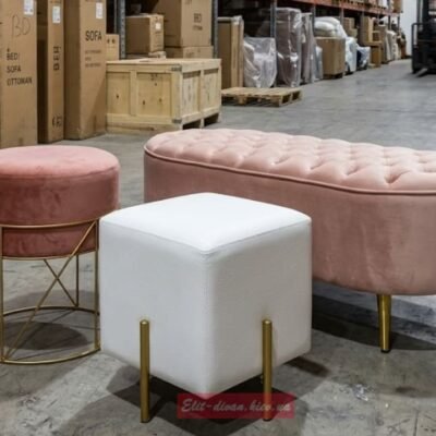 три пуфа разныз форм и цвета