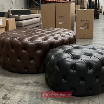 два пуфа из натуральной кожи на мебельном складе