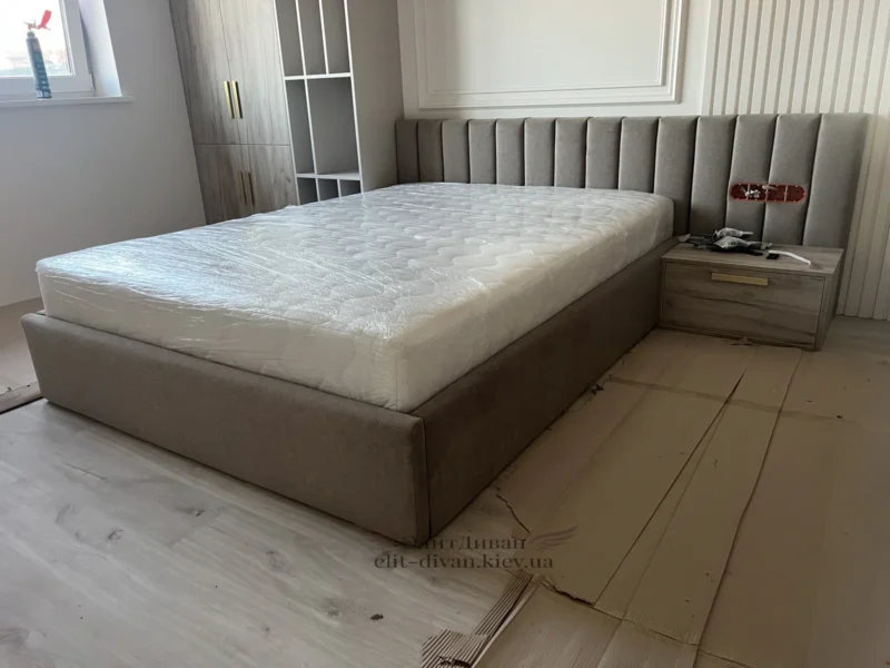 заказная мягкая кровать с низким изголовьем и пеналом