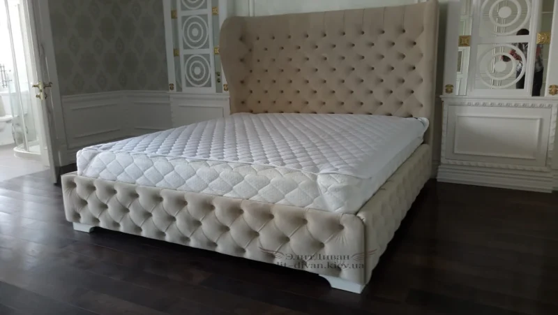 Кровать queen-size на заказ с каретной стяжкой и заказным матрацем